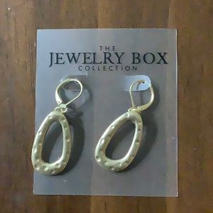 ❄️⬇️$35 Jewelry Box Earrings